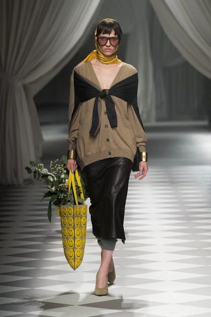 Jupe en cuir, long gilet, pull nou&eacute; sur les &eacute;paules et fichu jaune&nbsp;aper&ccedil;us sur le d&eacute;fil&eacute; Moschino