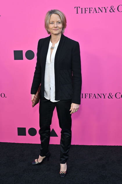 Apr&egrave;s&nbsp;: Jodie Foster &agrave; 60&nbsp;ans en blazer matelass&eacute; et pantalon satin&eacute; noir