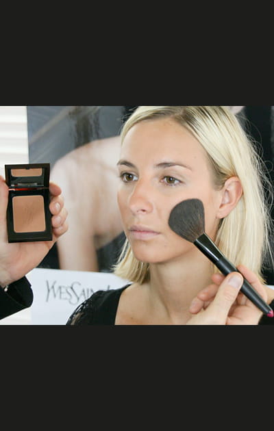 La terre de soleil illumine le bronzage