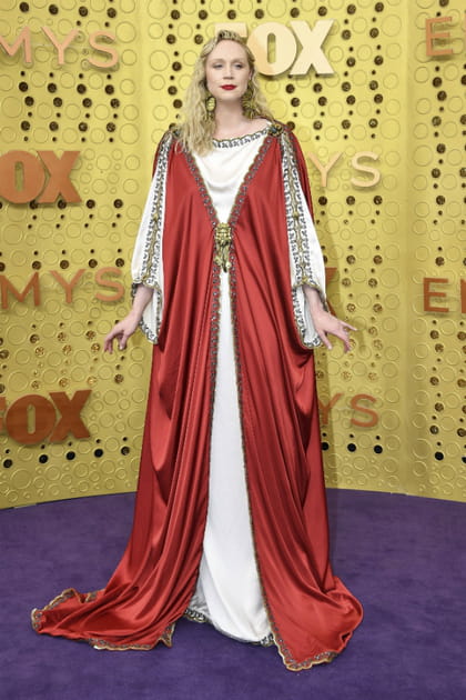 FLOP : Gwendoline Christie en robe costume