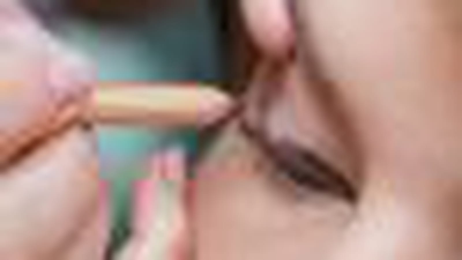 Zoom sur le regard avec un trait de crayon