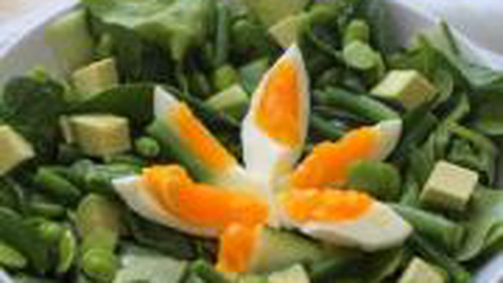 Salade épinards, fèves, avocat et oeuf