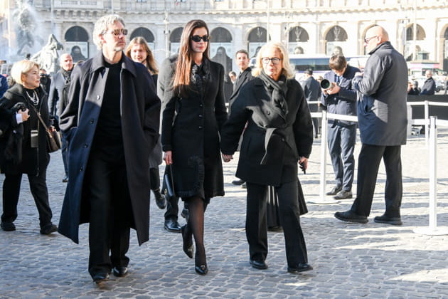 Anne Hathaway accompagn&eacute;e de son mari aux obs&egrave;ques de Valentino &agrave; Rome