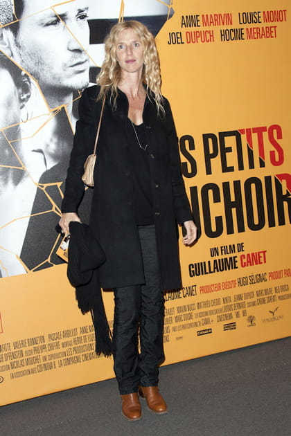 Sandrine Kiberlain en total look noir et bottes camel