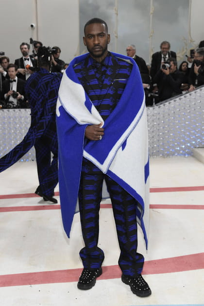 Skepta en costume bleu et noir Burberry