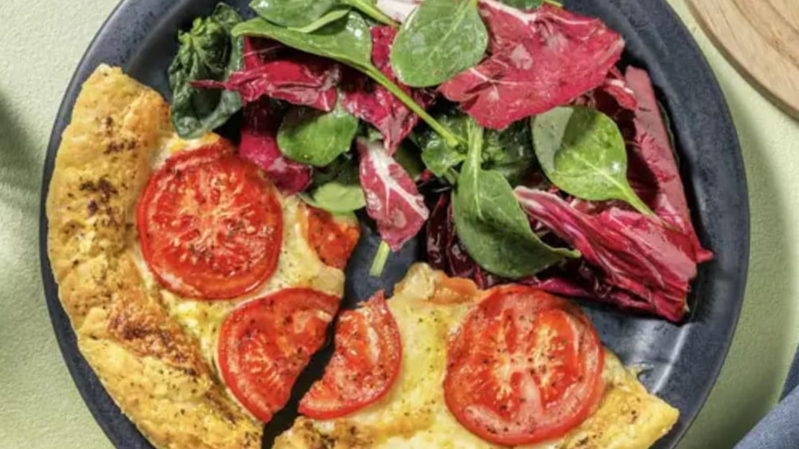 Tarte fine aux tomates & au cantal accompagnée d'une salade composée