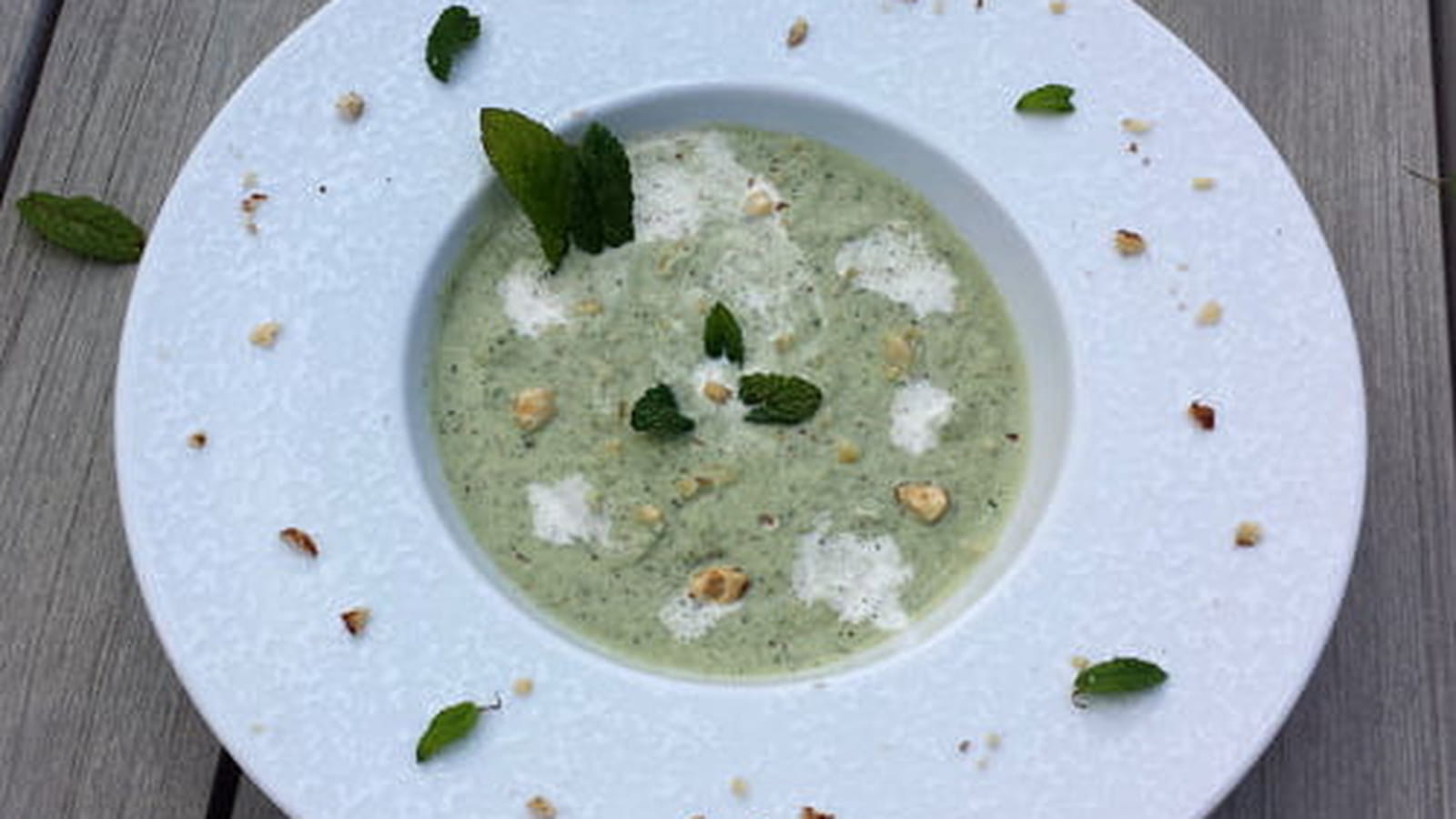 Gaspacho concombre, menthe et noisettes