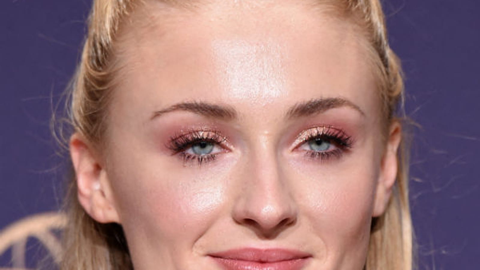 Le fard à paupières pailleté de Sophie Turner