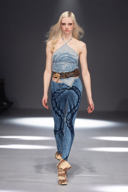 Top graphique et jean imprim&eacute; aper&ccedil;us sur le d&eacute;fil&eacute; Masha Popova