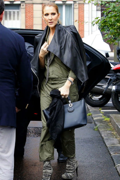 Céline Dion en combinaison large kaki et veste en cuir