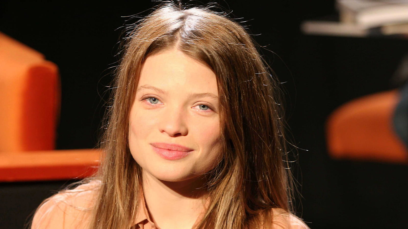 Sourcils coiffés vers le haut