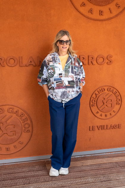 Karin Viard en veste &agrave; imprim&eacute; et jean brut