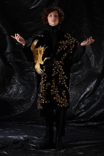 Manteau noir brodé de motifs dorés aperçu dans la collection Franck Sorbier haute couture