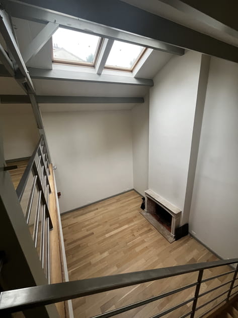 Avant&nbsp;: un salon avec une grande hauteur sous plafond