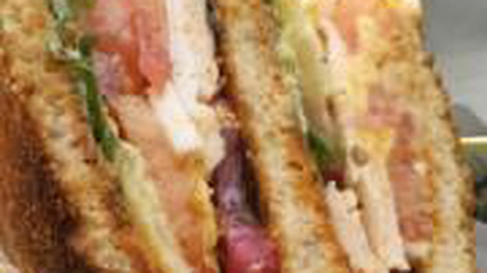 Club sandwich de veau, tomates et riquette, sauce tonato