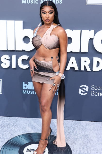 Megan Thee Stallion en ensemble coordonn&eacute;&nbsp;court &agrave; d&eacute;grad&eacute;