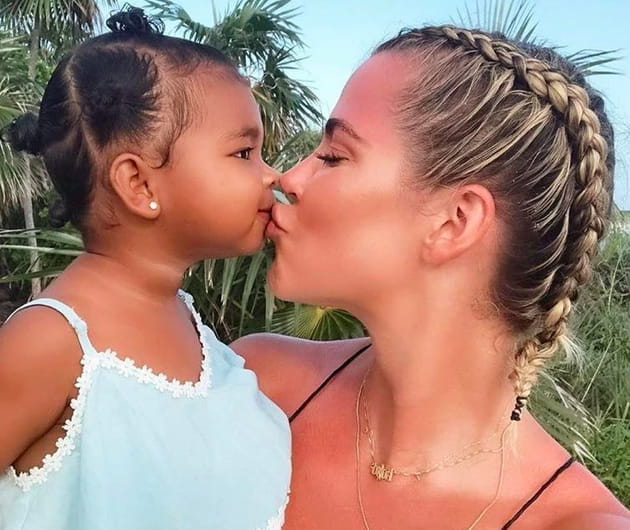 Le tendre bisou de Khloe Kardashian à sa fille True