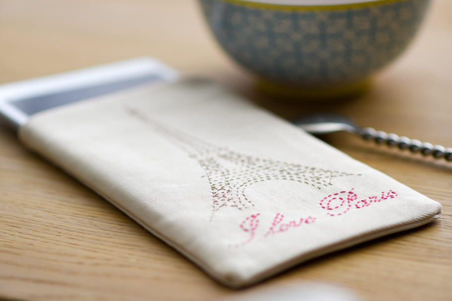 DIY : une pochette brodée pour tablette