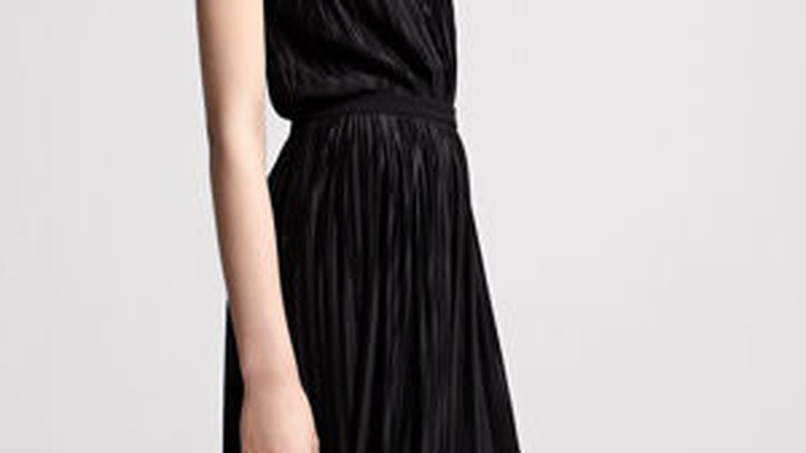 Robe noire drapée de Maje
