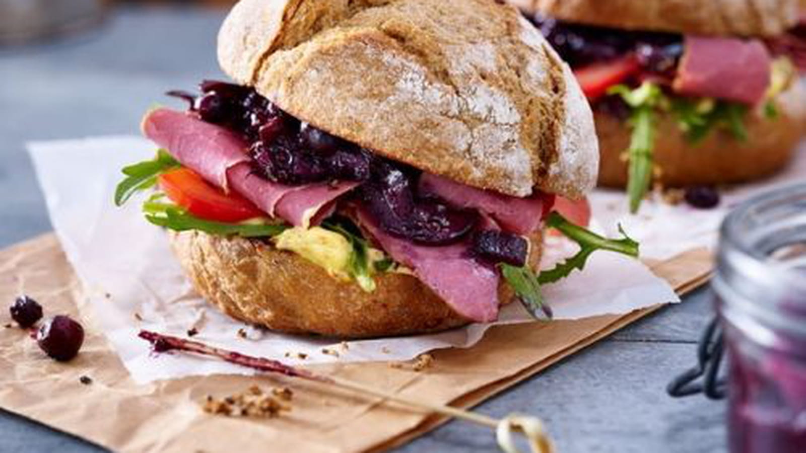 Hamburgers au pastrami et relish myrtilles oignons