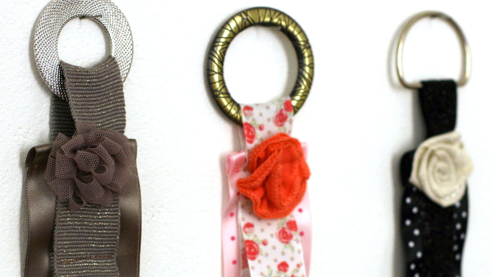 Range-bijoux fixés au mur