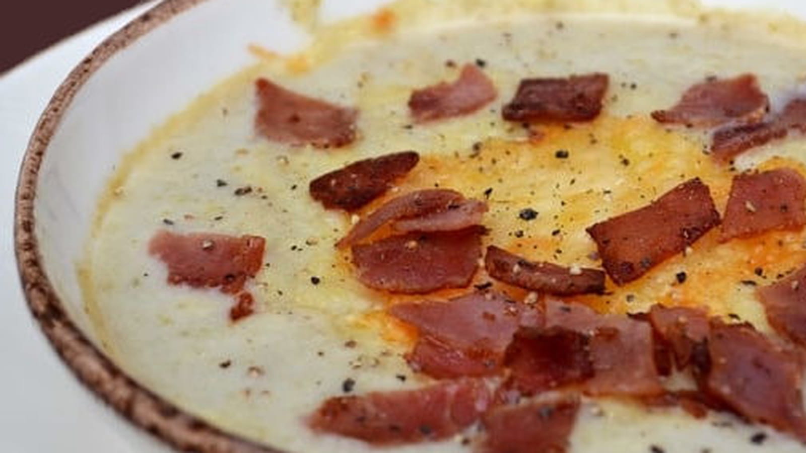 Soupe aux chicons gratinée à l'emmental et croustillants de jambon cuit
