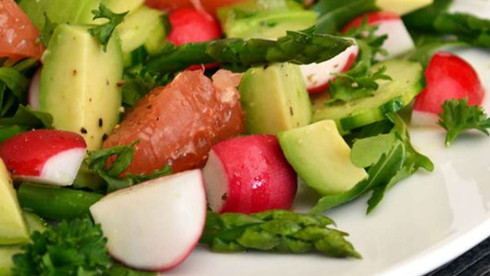 Salade d'asperges, radis et avocat au pamplemousse rose, vinaigrette à l'orange
