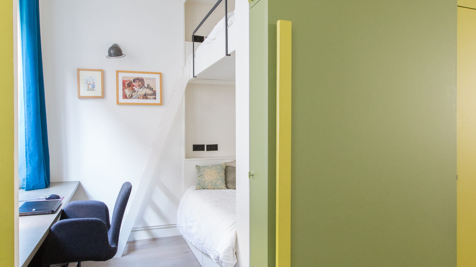 Porte coulissante en vert et jaune