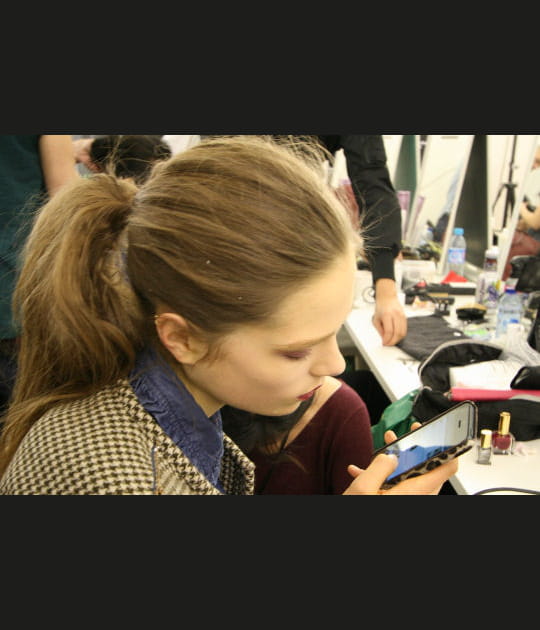 Moment d&eacute;tente dans les coulisses du d&eacute;fil&eacute; Anthony Vaccarello
