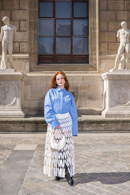 Madeline Petsch en chemise bleue et jupe blanche au défilé Valentino printemps-été 2024