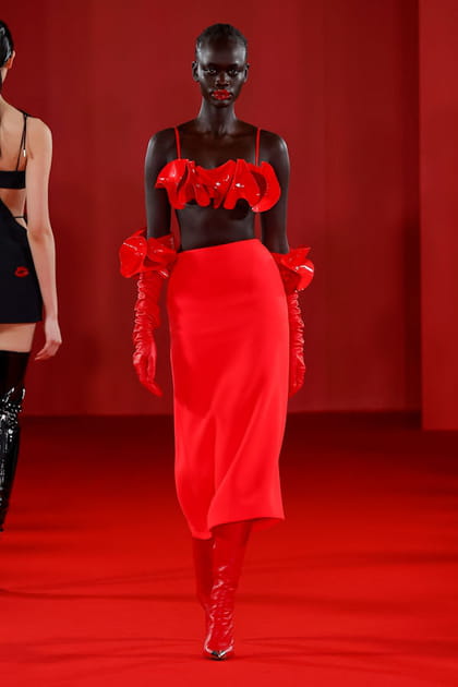 Top structur&eacute; et jupe coupe droite fluide rouges aper&ccedil;us sur le d&eacute;fil&eacute; David Koma