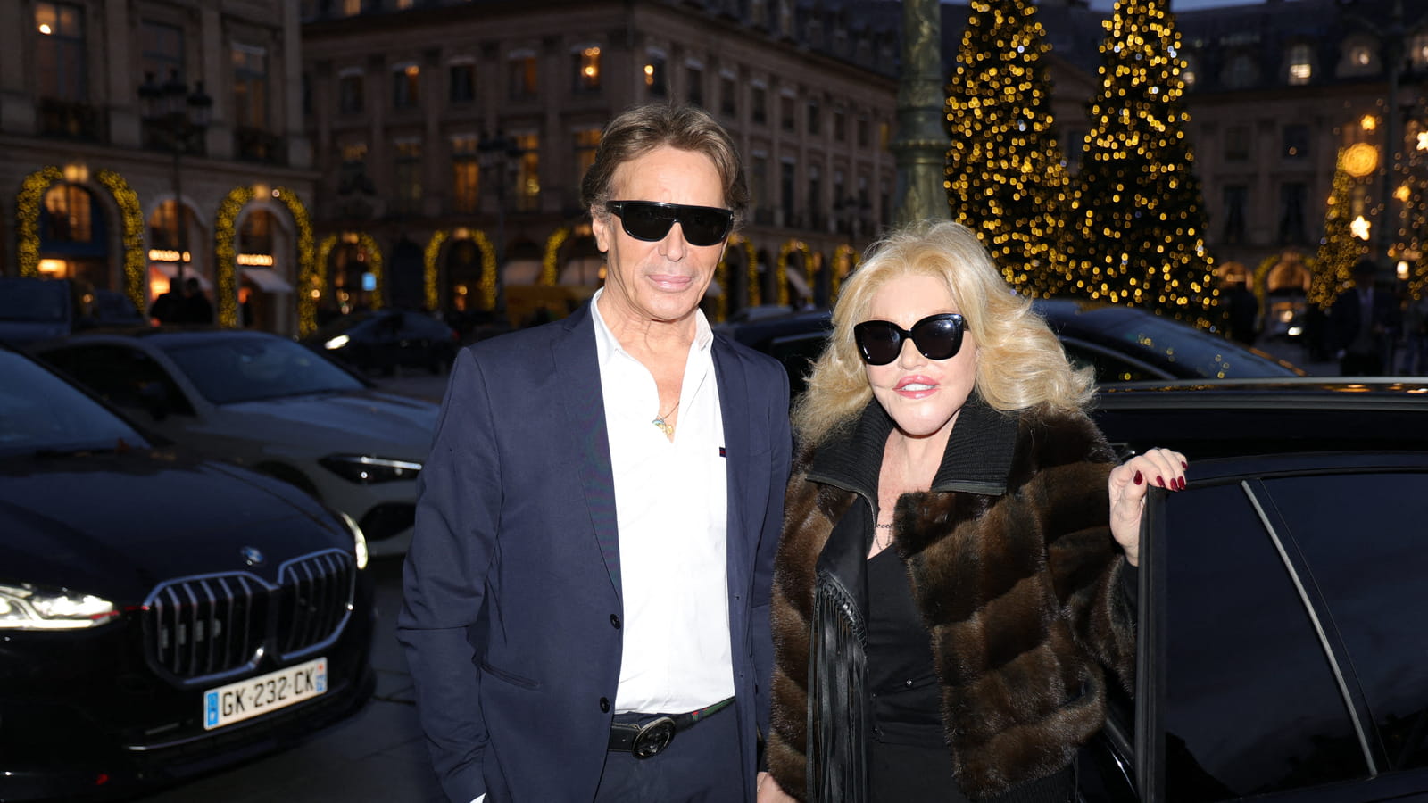 La femme-chat et son conjoint devant le Ritz à Paris