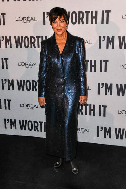 Kris Jenner en manteau à sequins bleu au défilé l'Oréal Paris printemps-été 2024