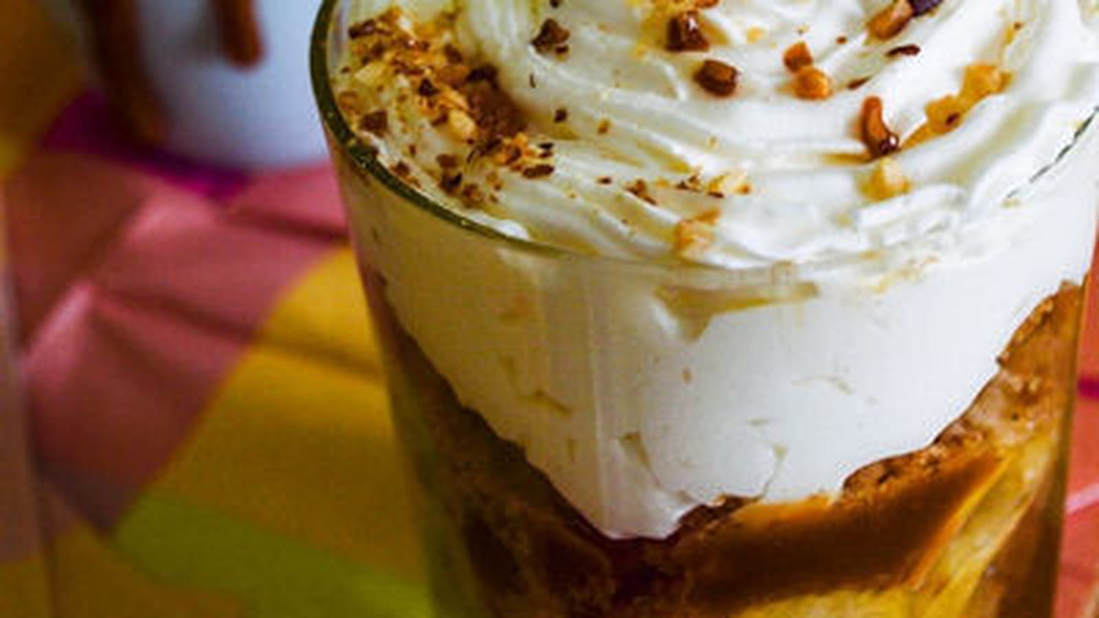 Verrines banane, crumble, caramel, chantilly