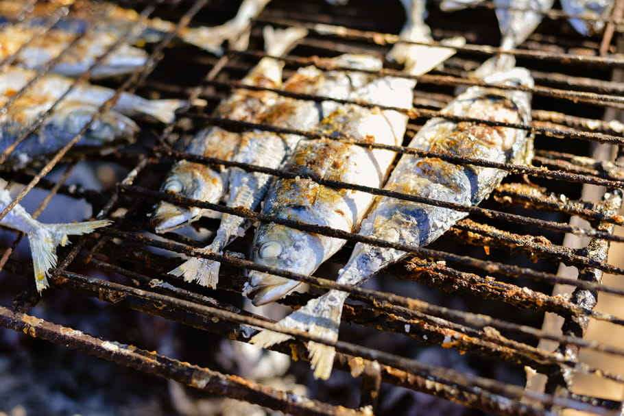 Comment éviter que les sardines accrochent au barbecue ?