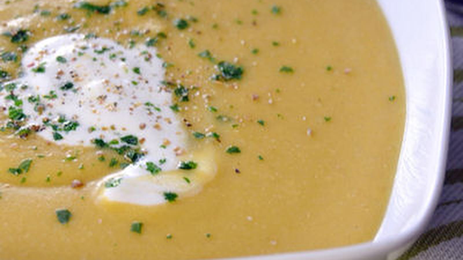 Soupe de lentilles, au cantal et saucisse