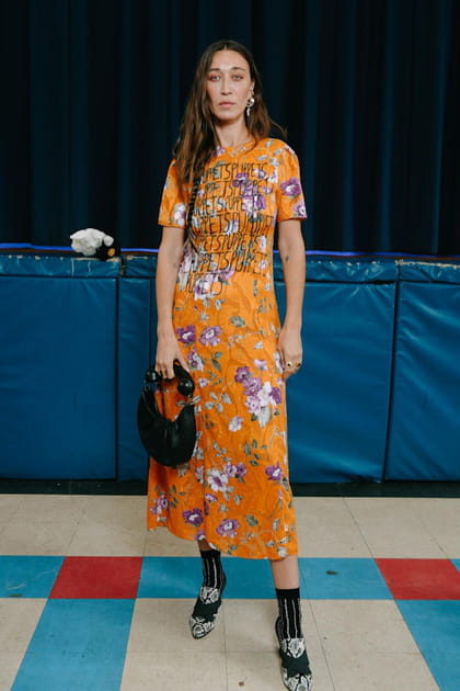 Alana Hadid en robe fleurie orange au d&eacute;fil&eacute; Puppets and Puppets printemps-&eacute;t&eacute; 2024