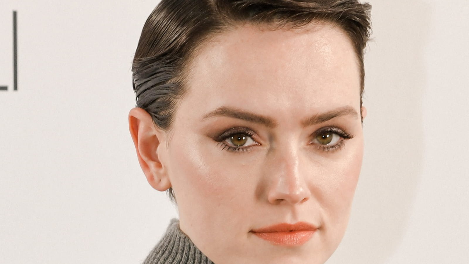 Daisy Ridley en brune