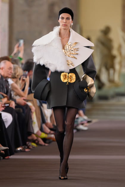 Look 4&nbsp;du d&eacute;fil&eacute; Schiaparelli haute couture automne-hiver 2023-2024
