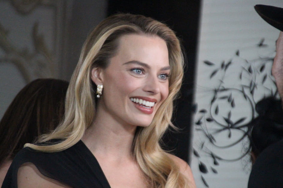Margot Robbie, romantique avec sa peau porcelaine