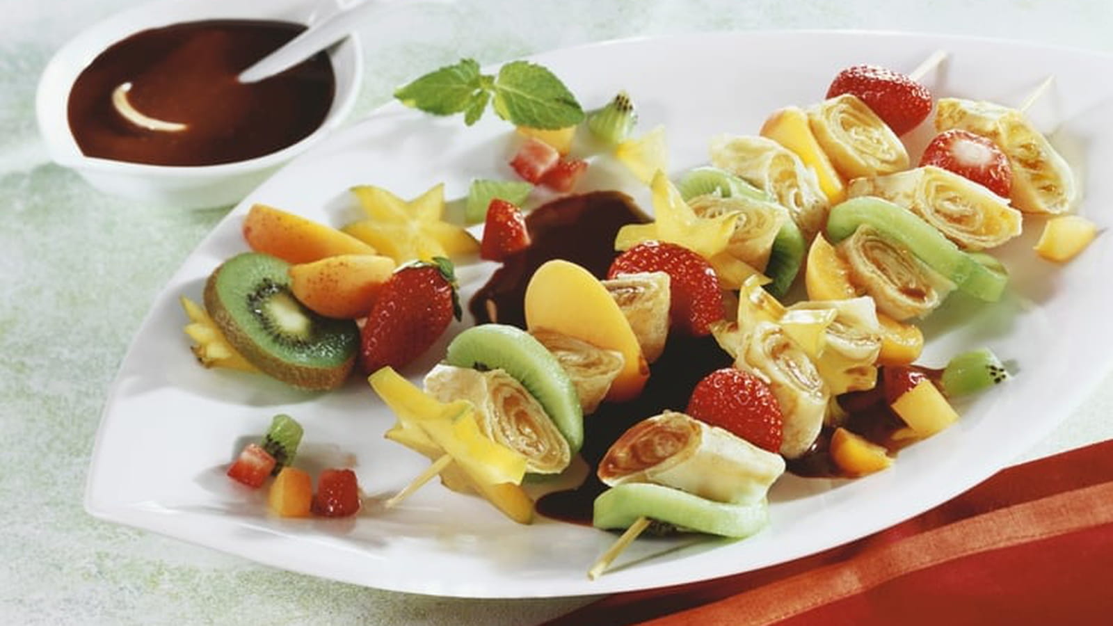 Brochettes de crêpes et de fruits