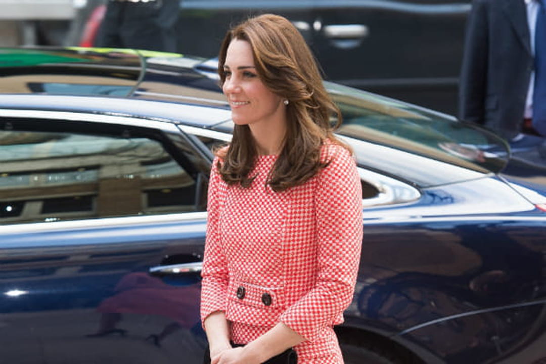 Kate Middleton en jupe rouge et blanc Eponine et haut assorti