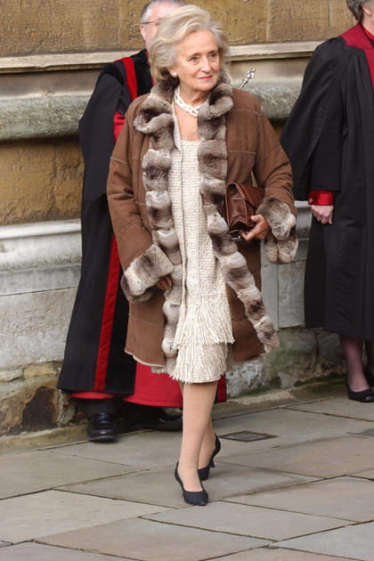 Bernadette Chirac en robe beige et manteau de fourrure marron