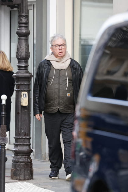 Dominique Besnehard arrive aux obsèques de Bertrand Blier