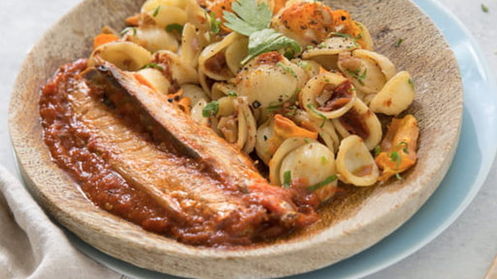 Maquereaux Arrabbiata, salade d’orecchiette tomate séchée et carottes rôties