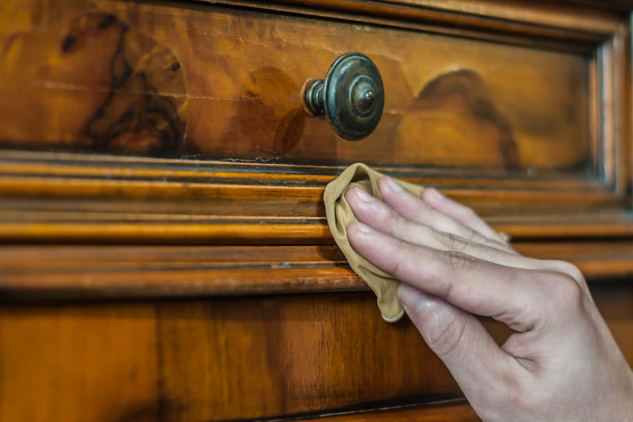 Cirer un meuble en bois : mode d'emploi