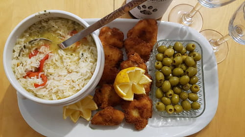 Langues de morue panées avec son riz de poivrons