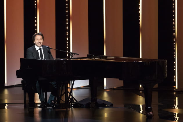 Edouard Baer, aux commandes de la c&eacute;r&eacute;monie d'ouverture, joue du piano assis