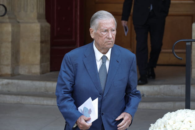 Obsèques de Philippe Labro : Alain Duhamel sort de l'église