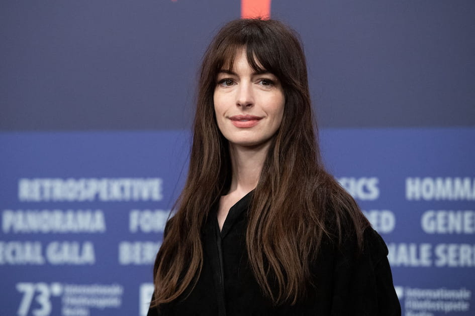 Anne Hathaway, naturelle avec sa frange signature